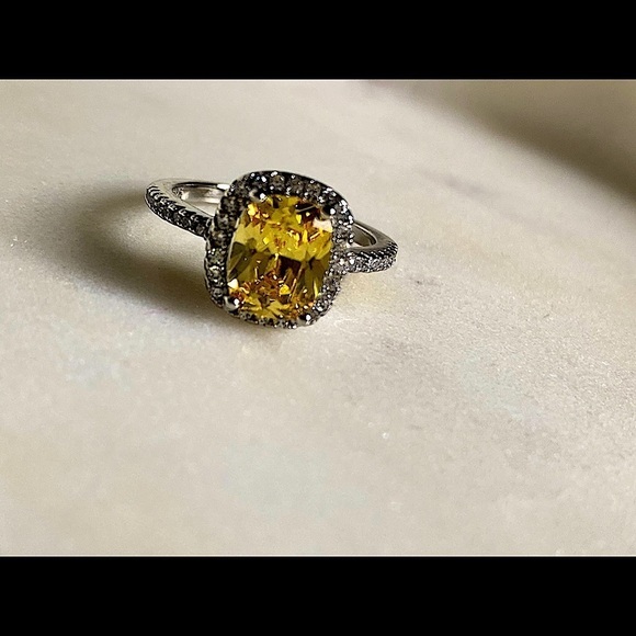 Beautiful canary yellow crystal ring size 7 - Picture 2 of 5